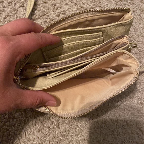 Cross body clutch - Picture 2 of 5